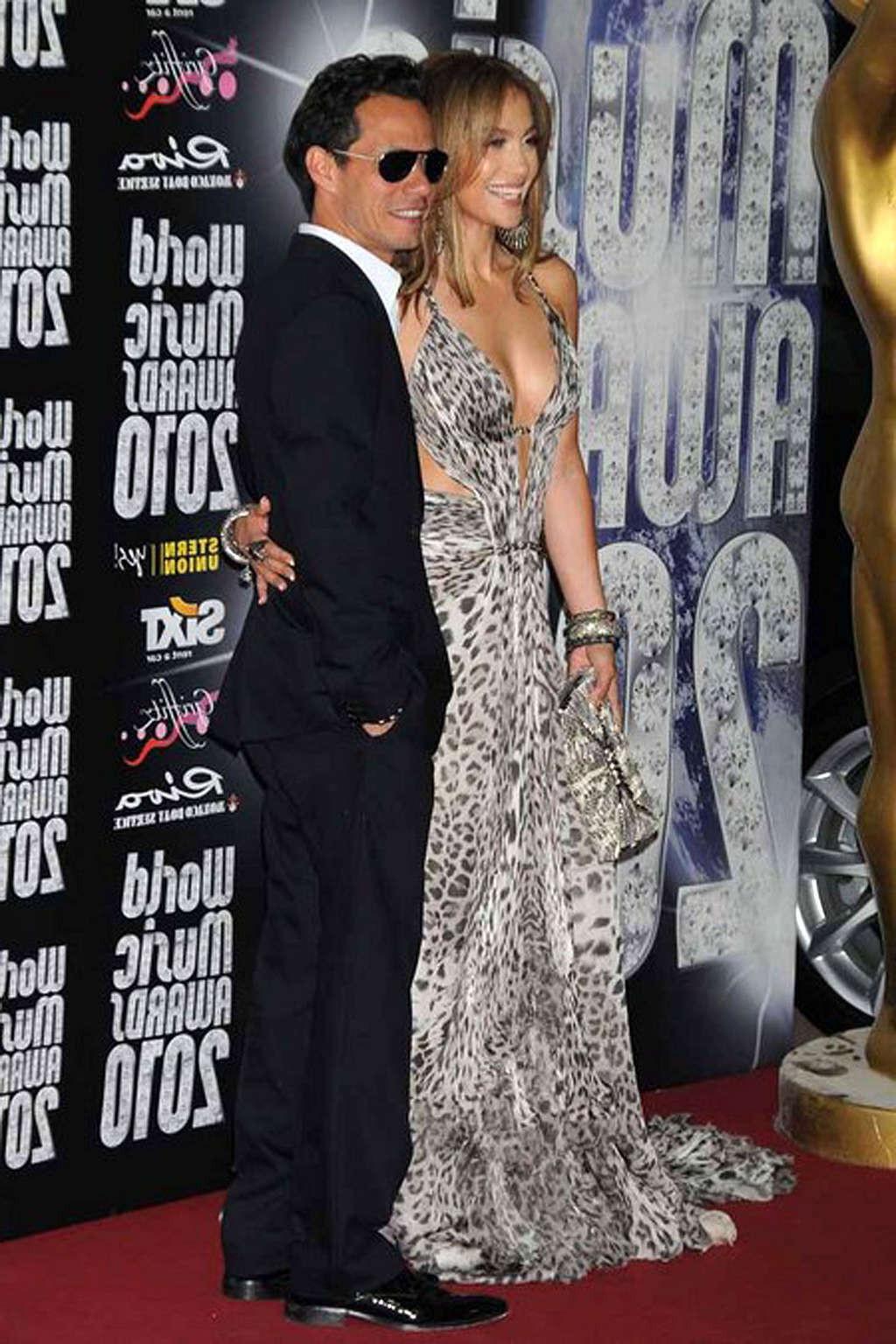 16P Jennifer Lopez exposing her hot body and sexy cleavage in evening dress