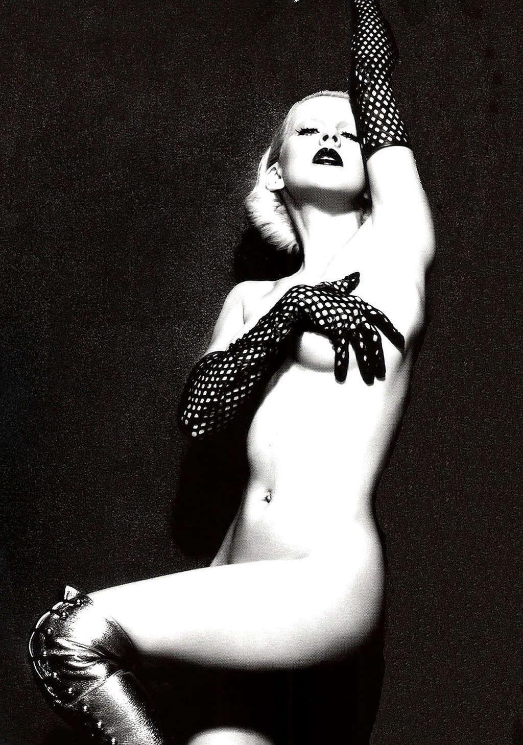 16P Christina Aguilera showing big cleavage and posing nude