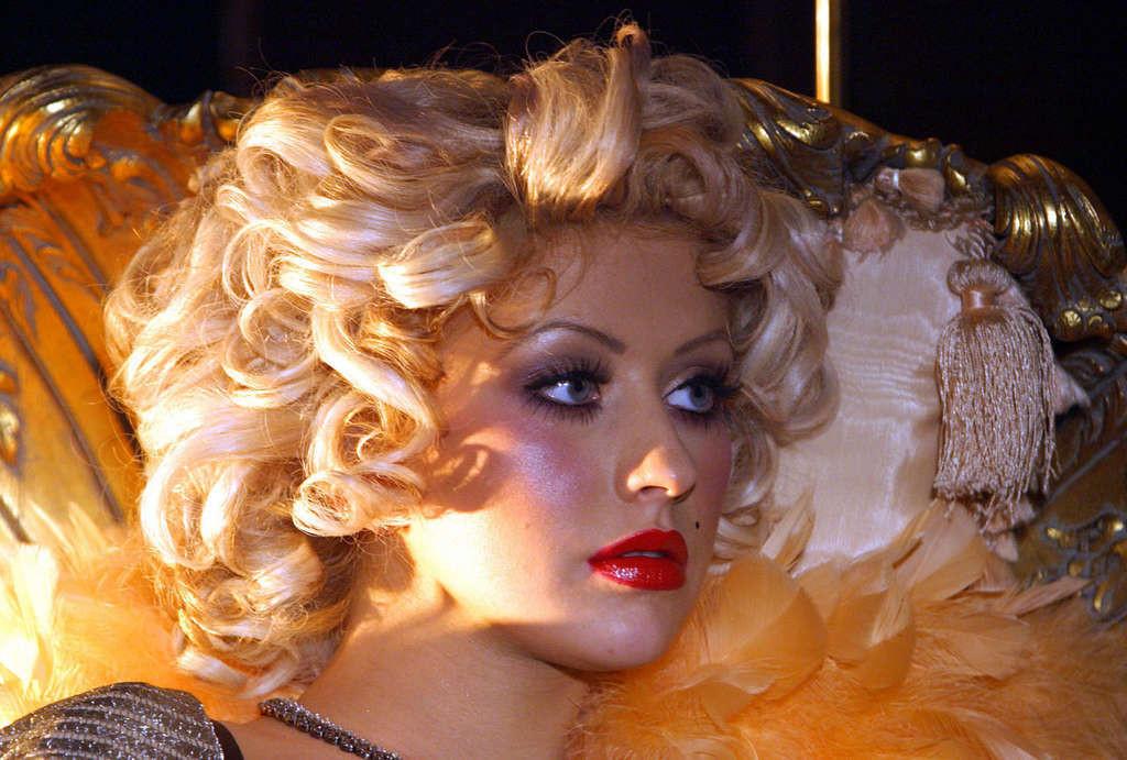 16P Christina Aguilera showing big cleavage and posing nude