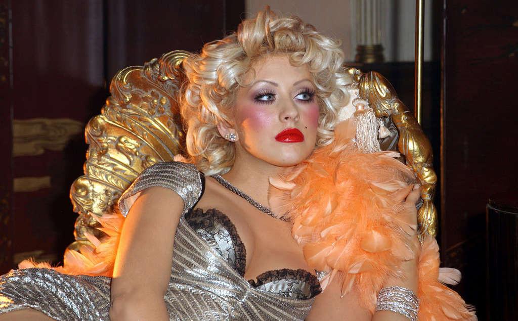 16P Christina Aguilera showing big cleavage and posing nude