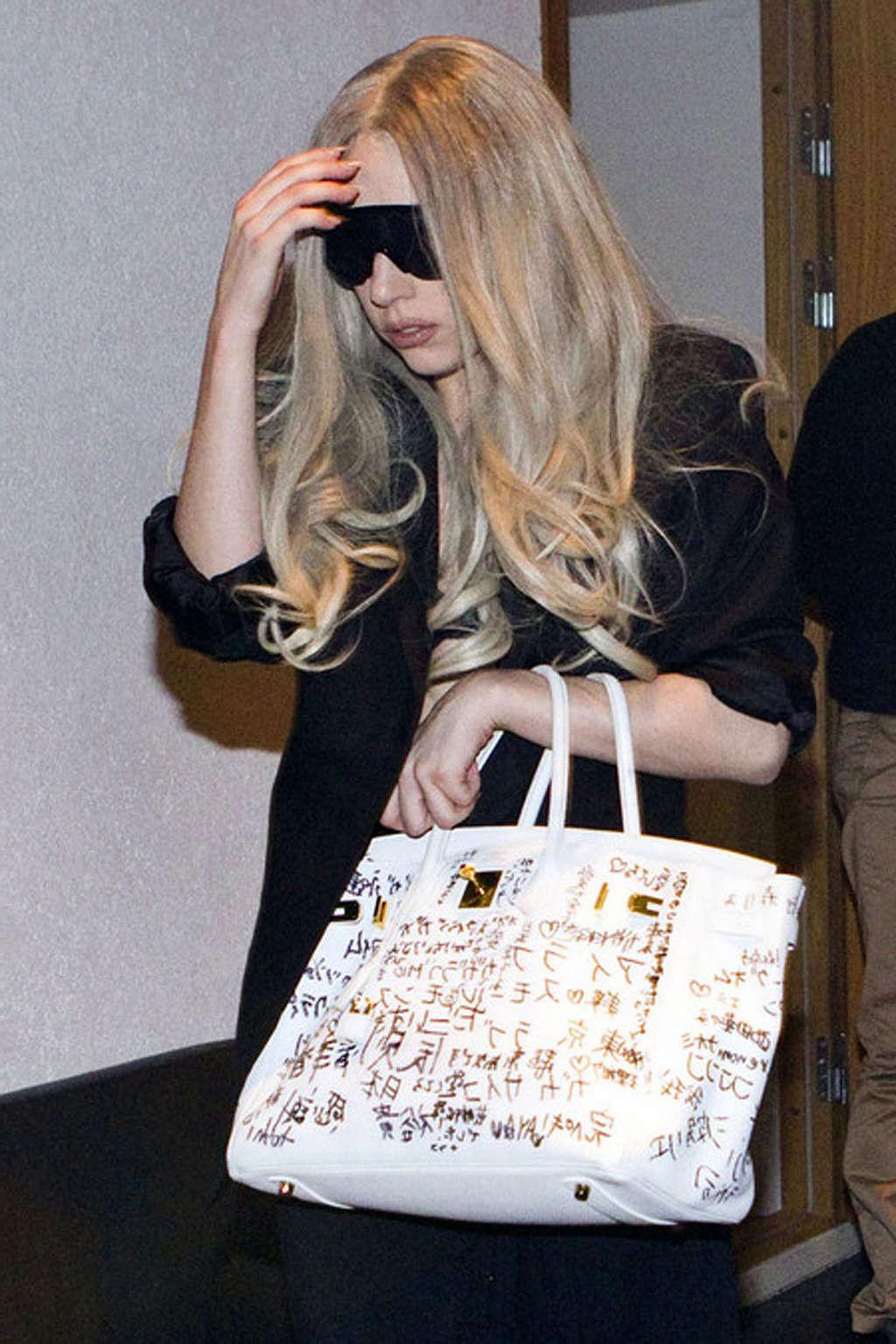16P Lady Gaga exposing her sexy ass and her sweet pussy