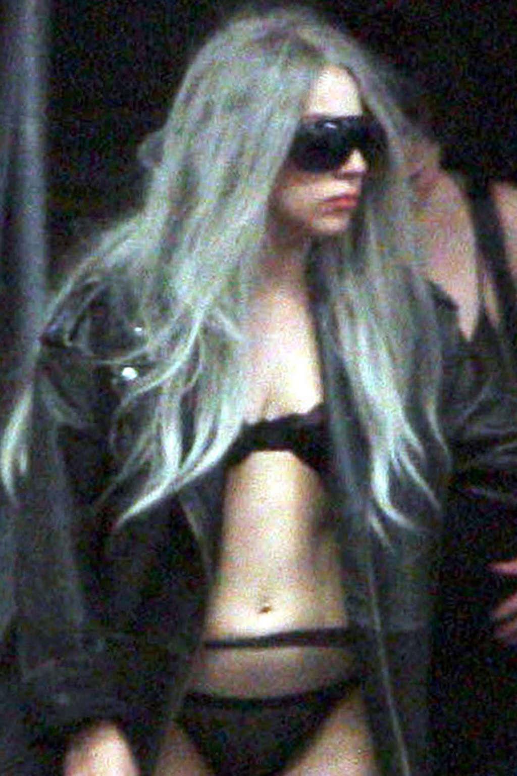 16P Lady Gaga exposing her sexy ass and her sweet pussy