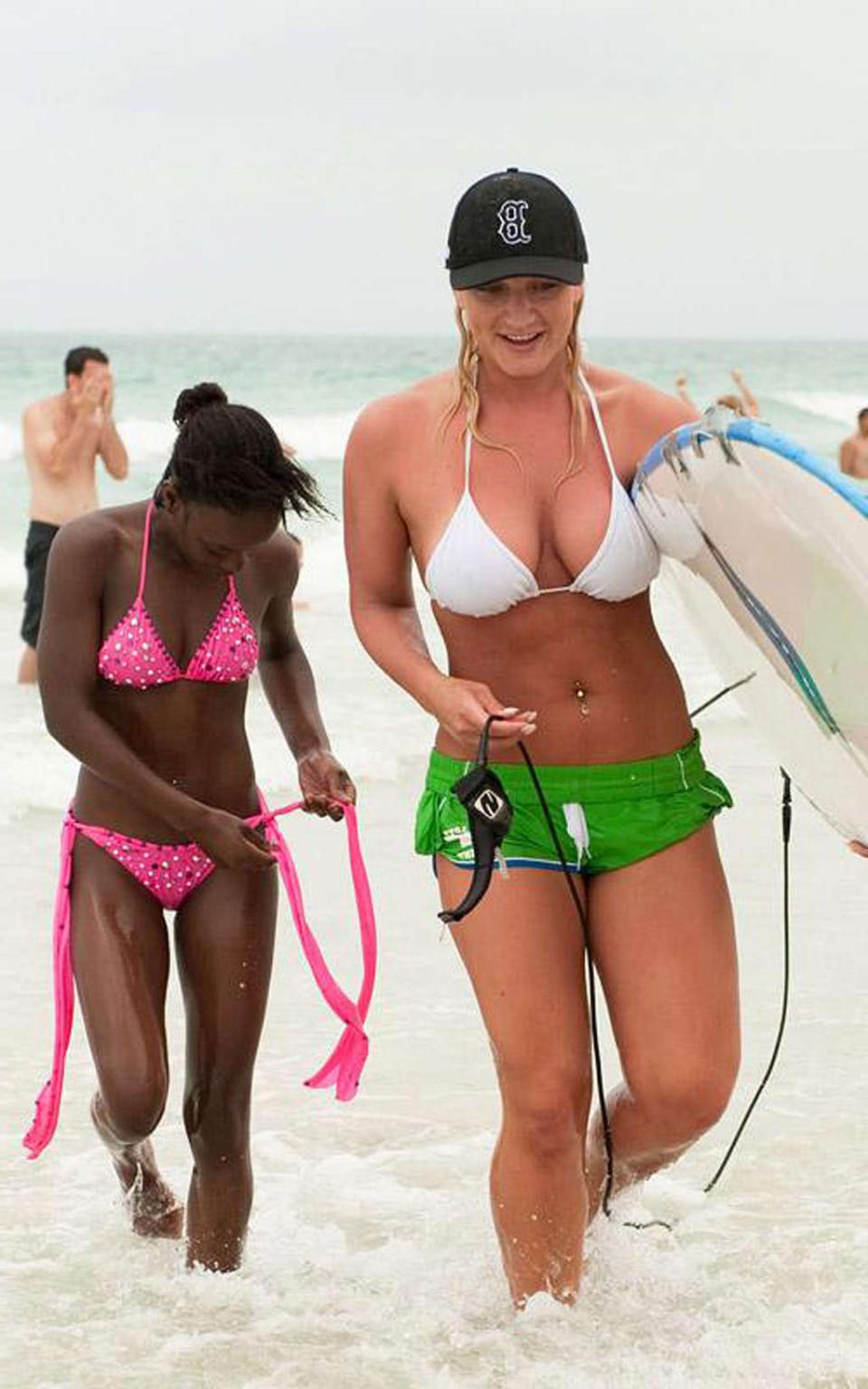 16P Brooke Hogan busty and big cleavage in bikini on beach