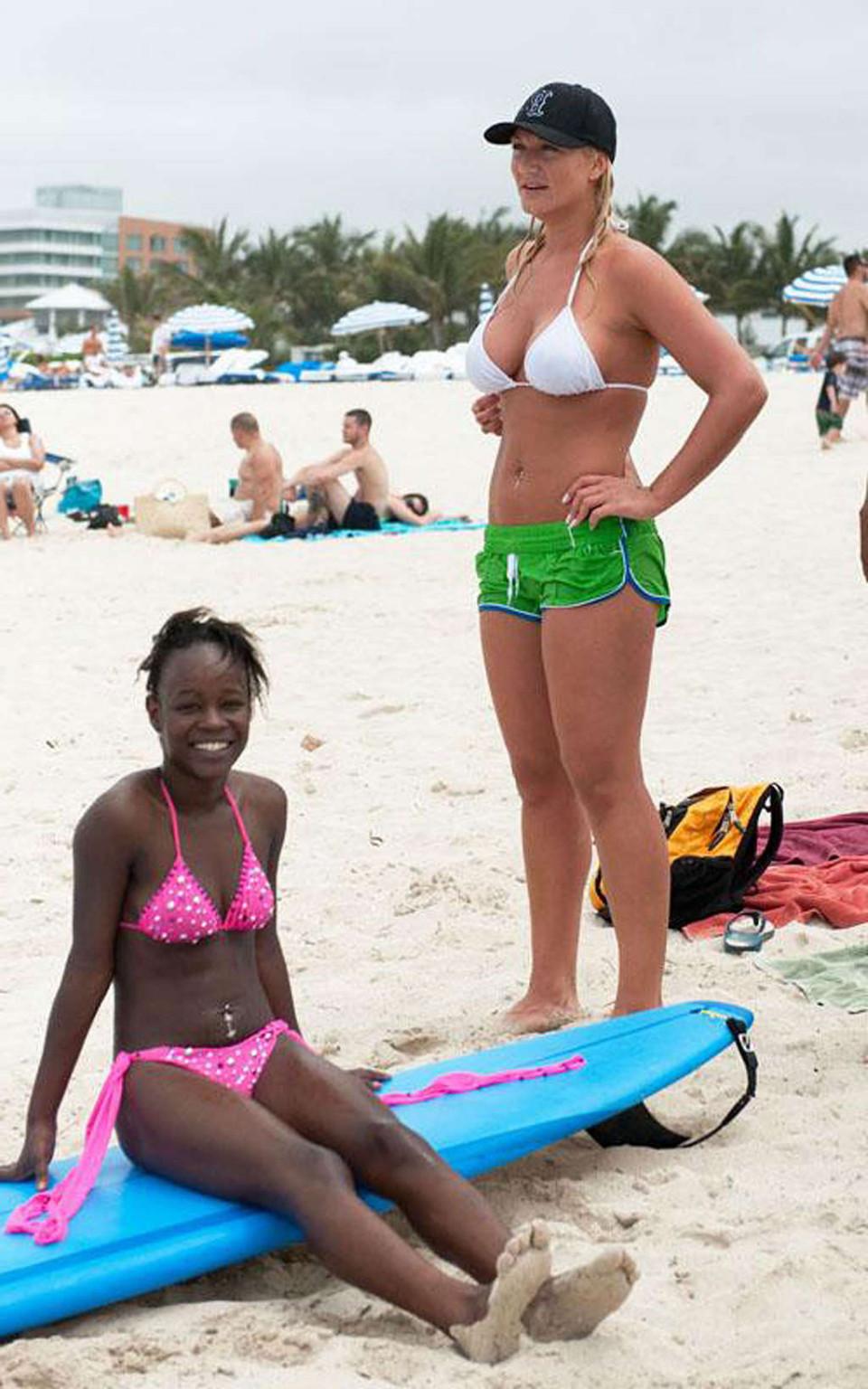 16P Brooke Hogan busty and big cleavage in bikini on beach
