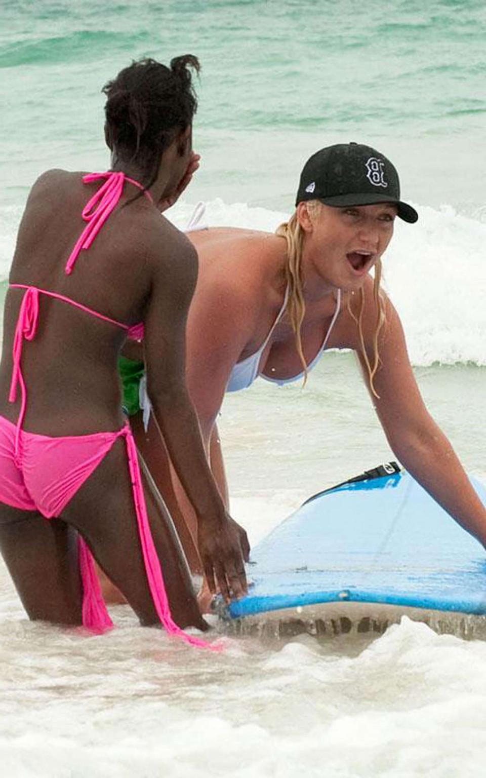 16P Brooke Hogan busty and big cleavage in bikini on beach