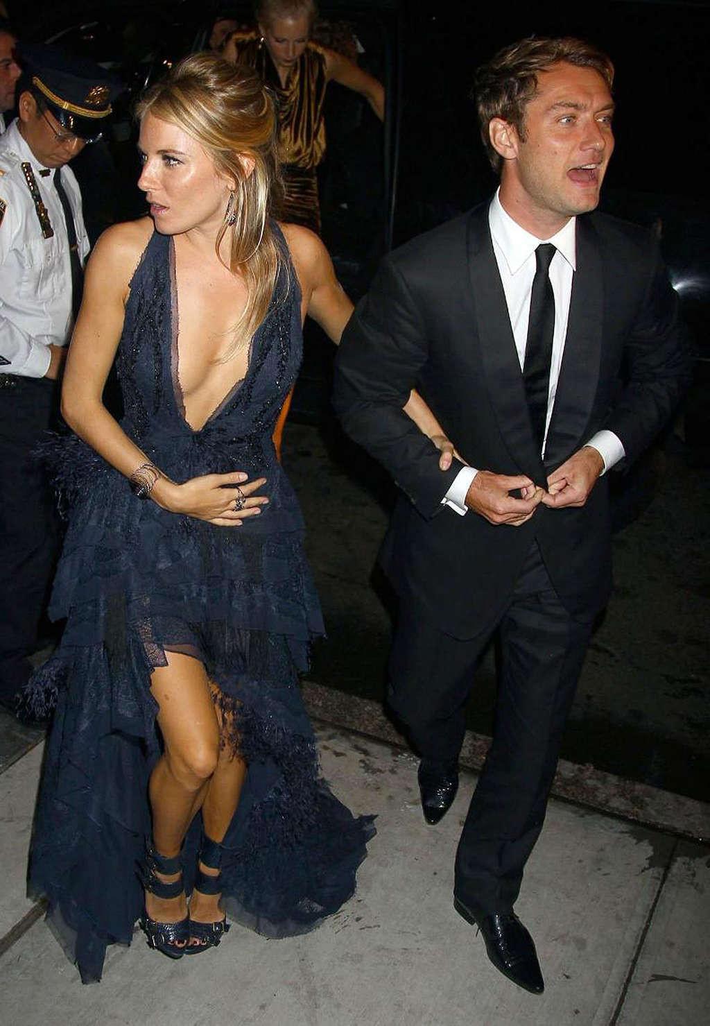 10P Sienna Miller revealing her nice tits on beach and big cleavage paparazzi shoots