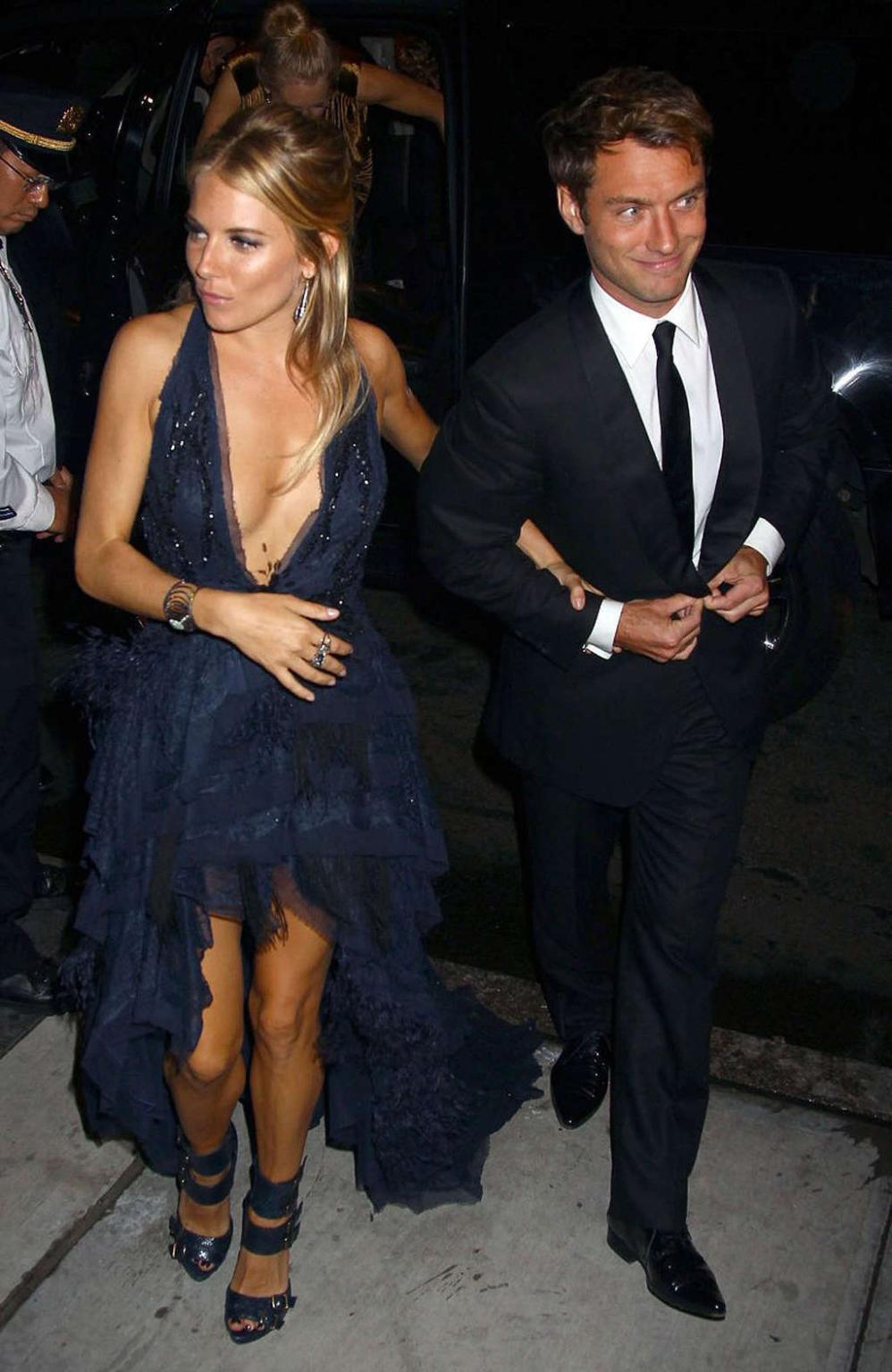 10P Sienna Miller revealing her nice tits on beach and big cleavage paparazzi shoots