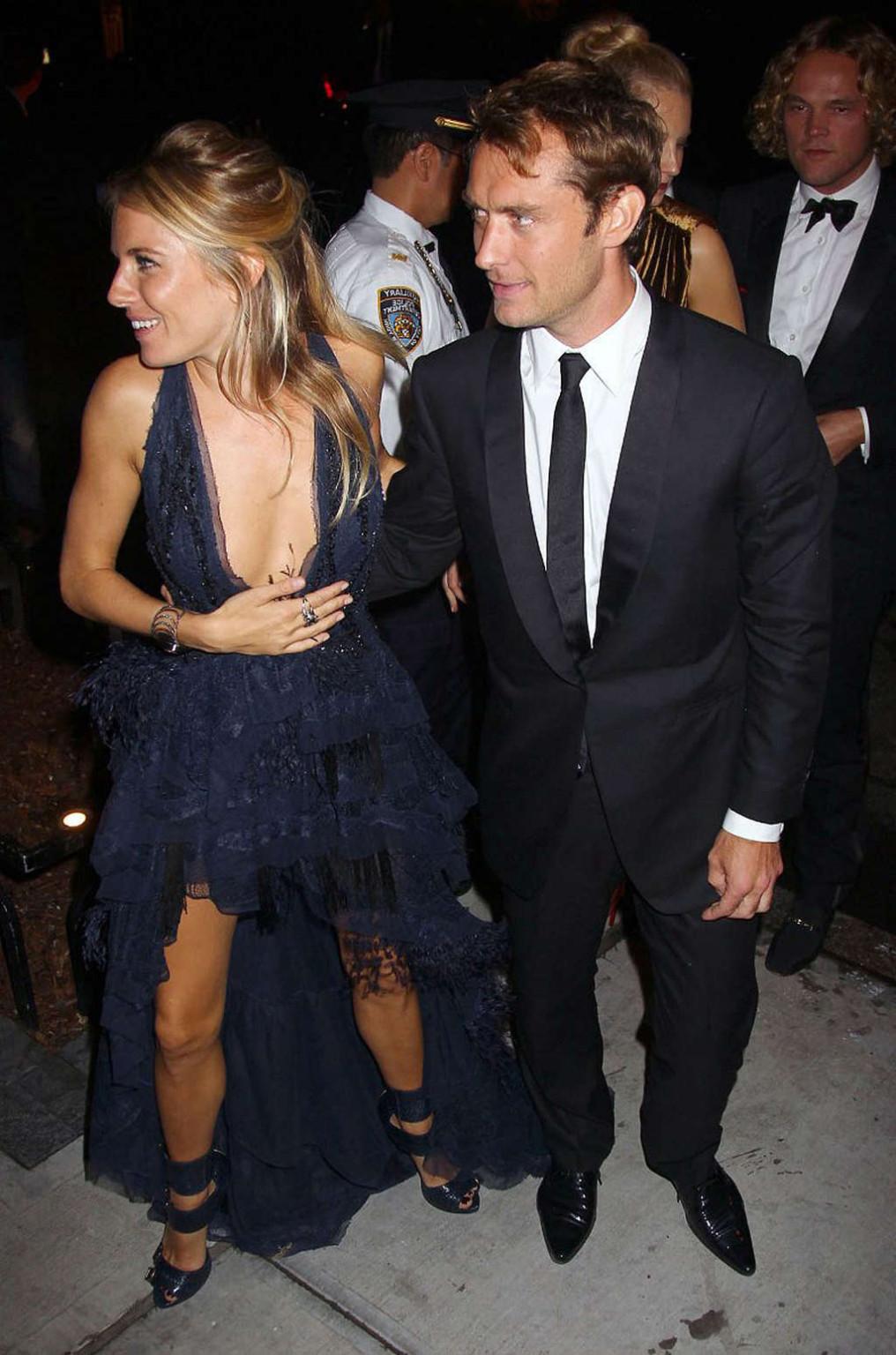 10P Sienna Miller revealing her nice tits on beach and big cleavage paparazzi shoots