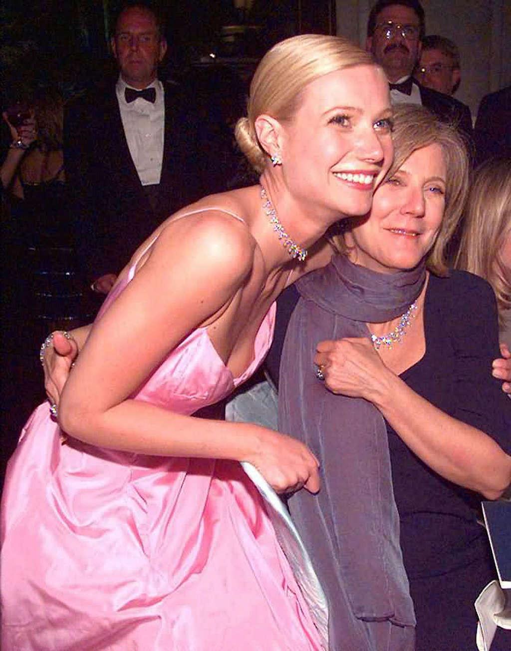 16P Gwyneth Paltrow showing her tits and pussy and nipple slip
