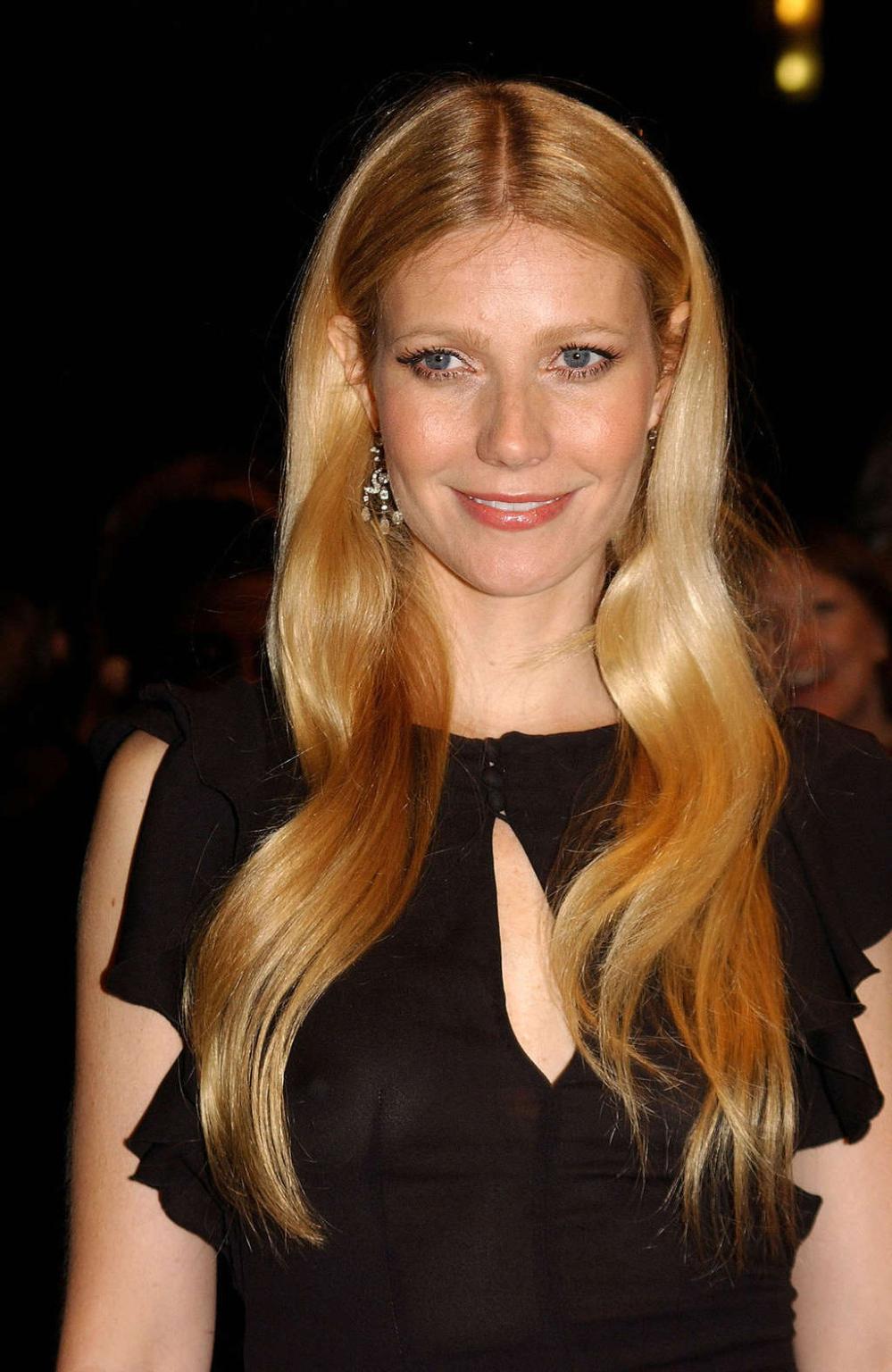 16P Gwyneth Paltrow showing her tits and pussy and nipple slip