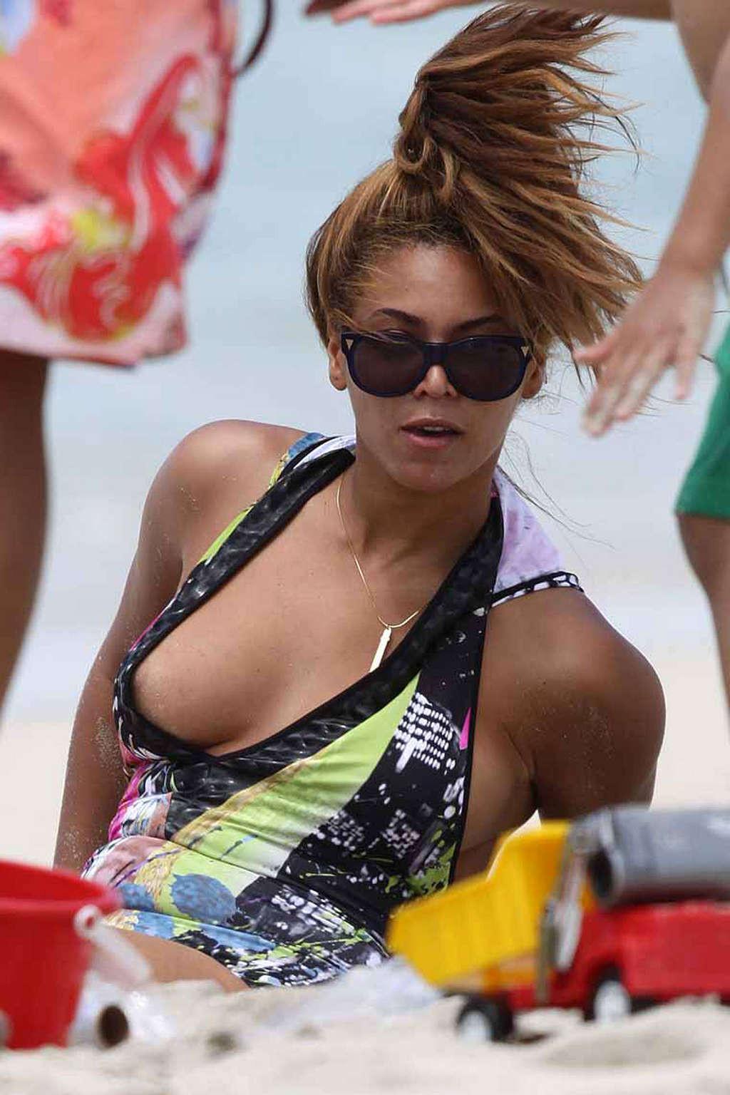 16P Beyonce Knowles very sexy and hot bikini and nipple slip photos