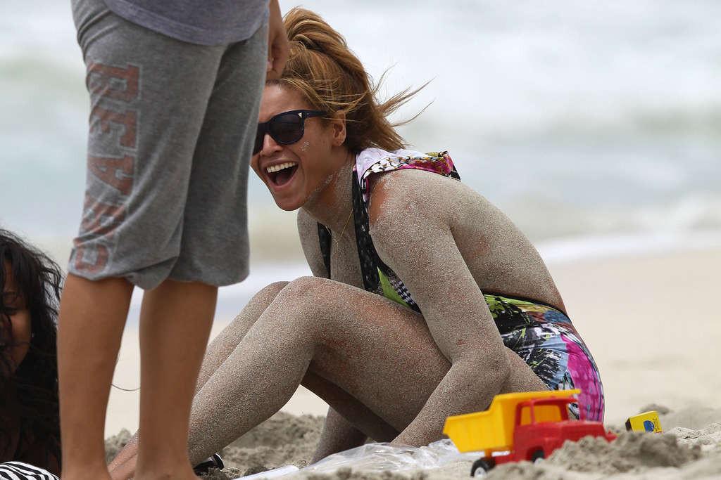 16P Beyonce Knowles very sexy and hot bikini and nipple slip photos
