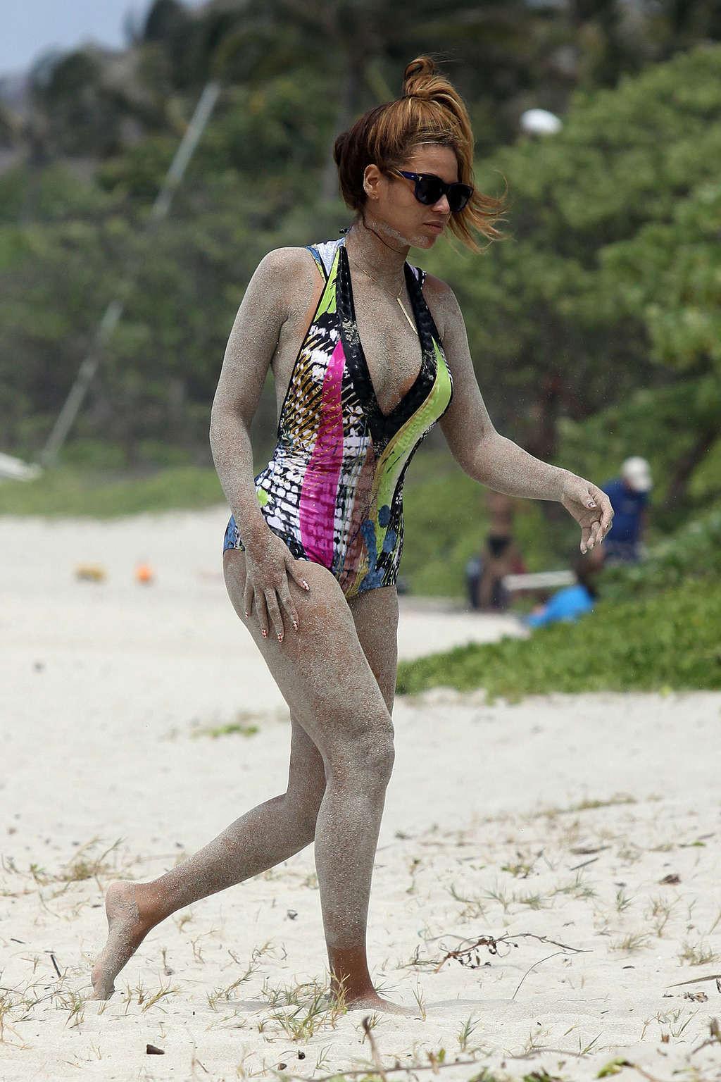 16P Beyonce Knowles very sexy and hot bikini and nipple slip photos