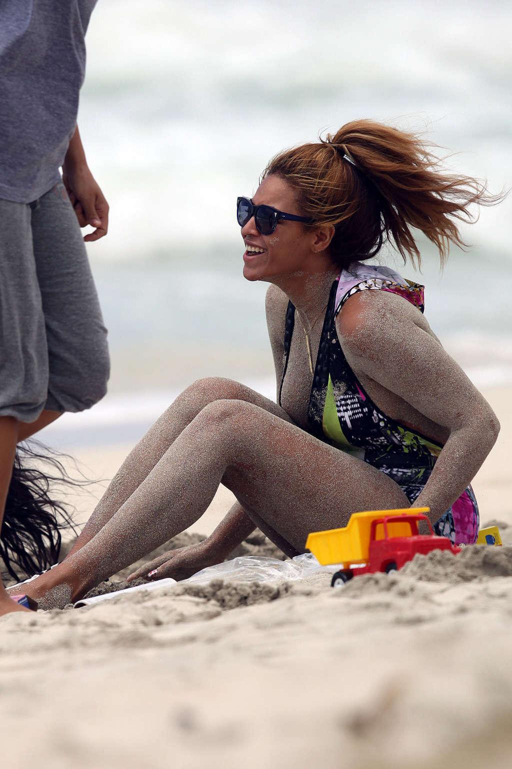 16P Beyonce Knowles very sexy and hot bikini and nipple slip photos