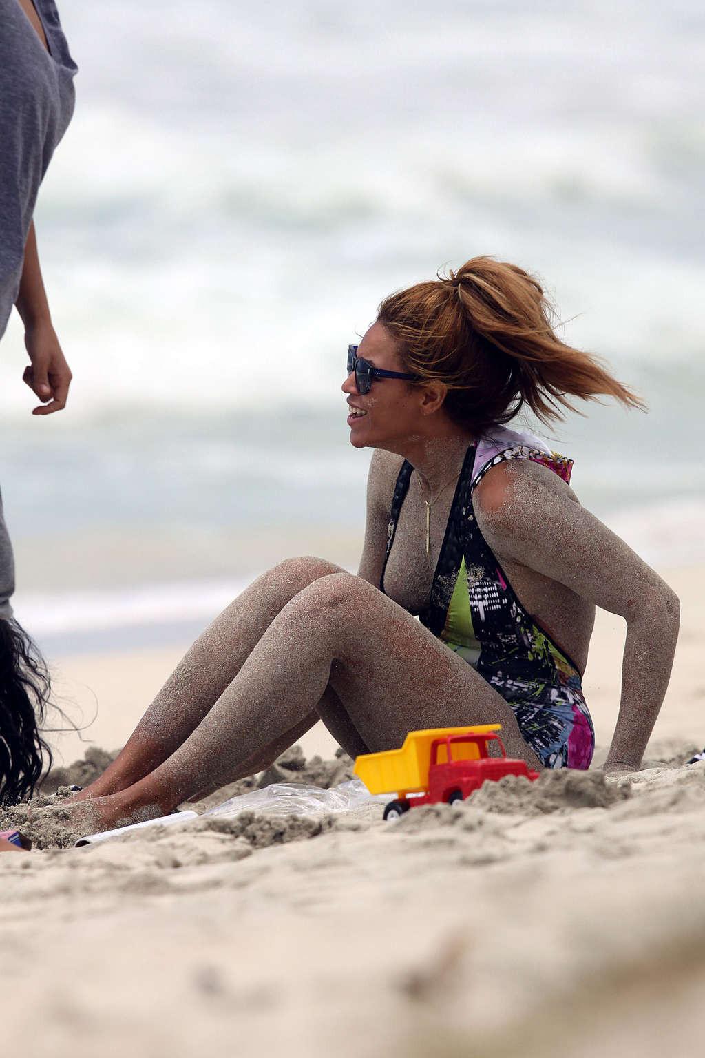 16P Beyonce Knowles very sexy and hot bikini and nipple slip photos