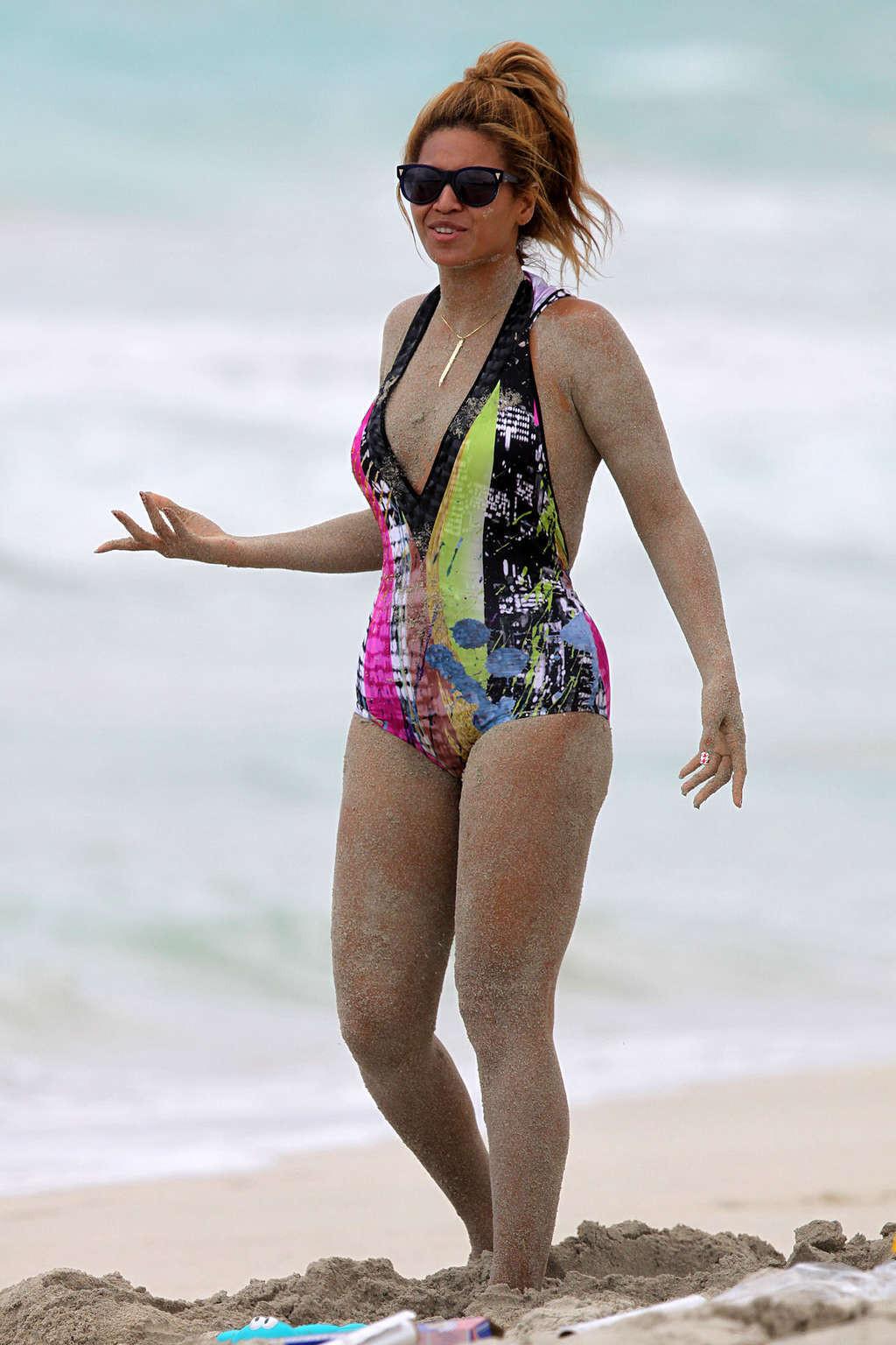 16P Beyonce Knowles very sexy and hot bikini and nipple slip photos