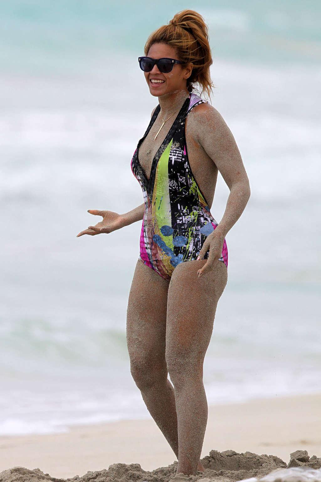 16P Beyonce Knowles very sexy and hot bikini and nipple slip photos