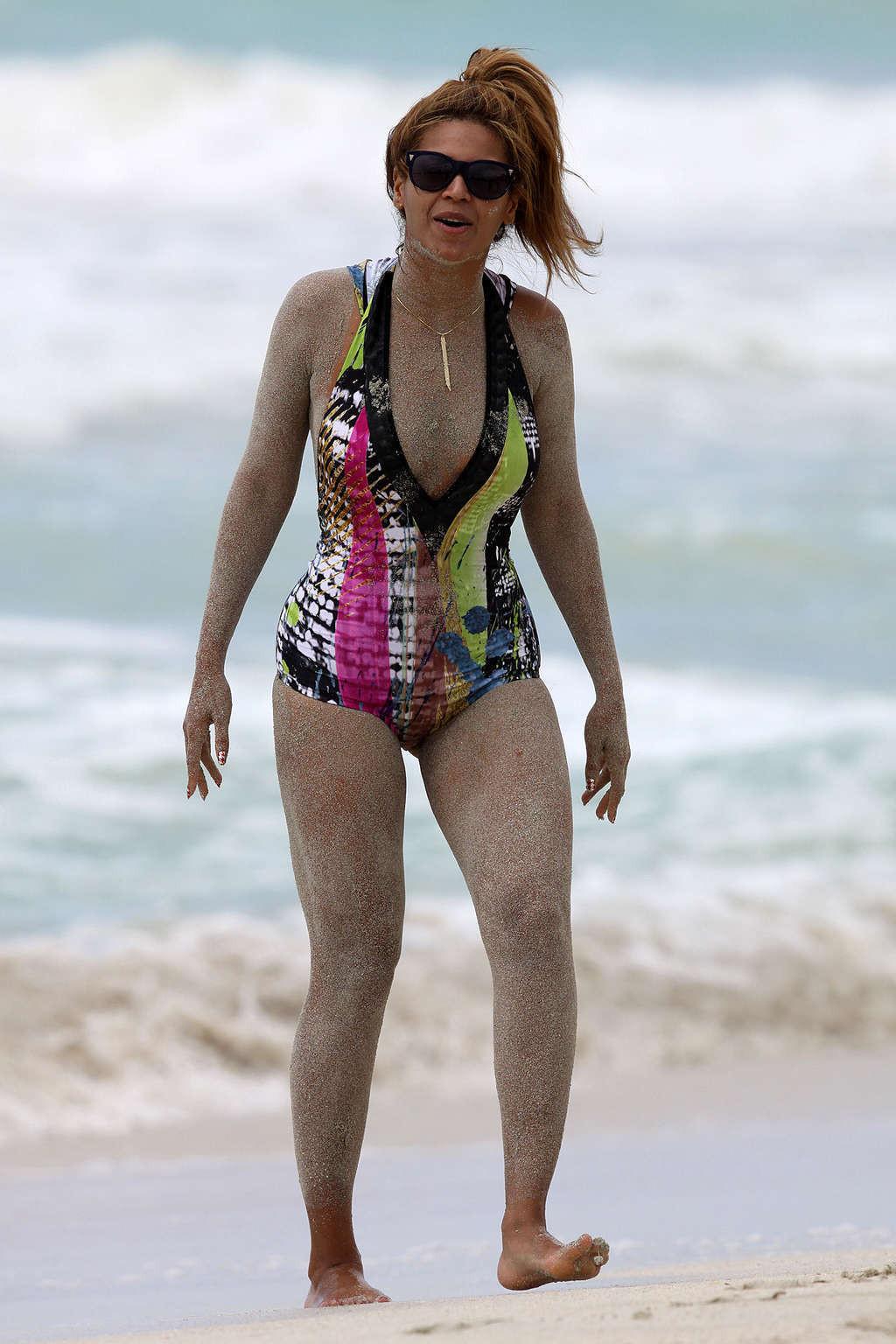 16P Beyonce Knowles very sexy and hot bikini and nipple slip photos
