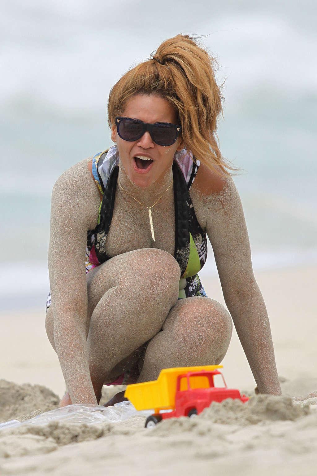 16P Beyonce Knowles very sexy and hot bikini and nipple slip photos
