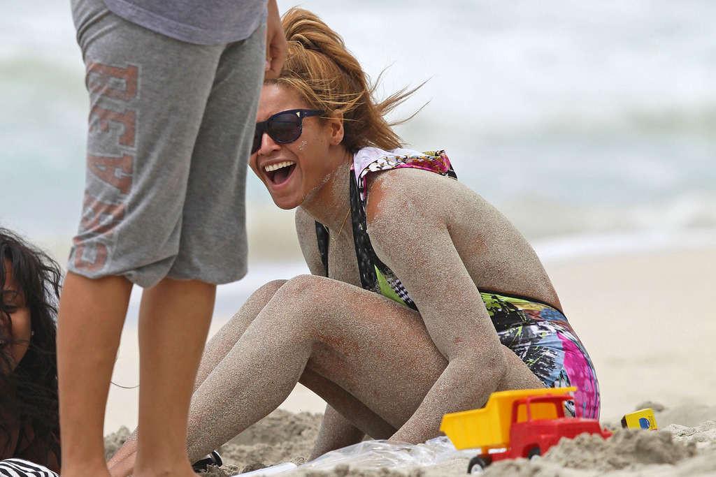 10P Beyonce Knowles nipple slip on beach paparazzi shoots and in stockings