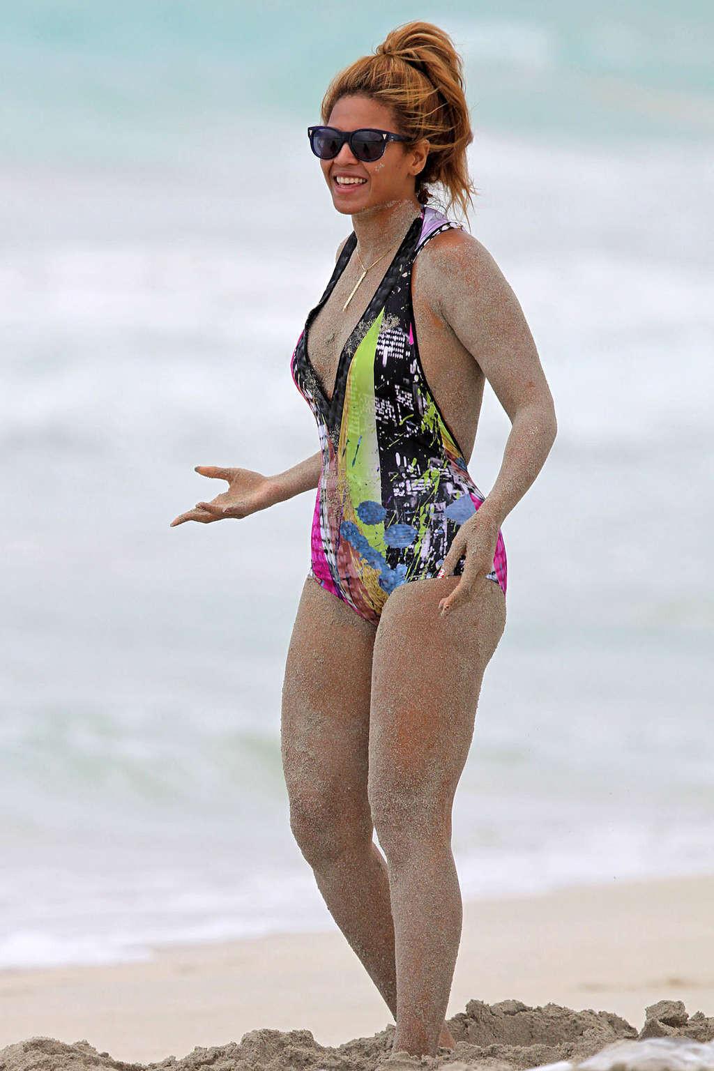 10P Beyonce Knowles nipple slip on beach paparazzi shoots and in stockings