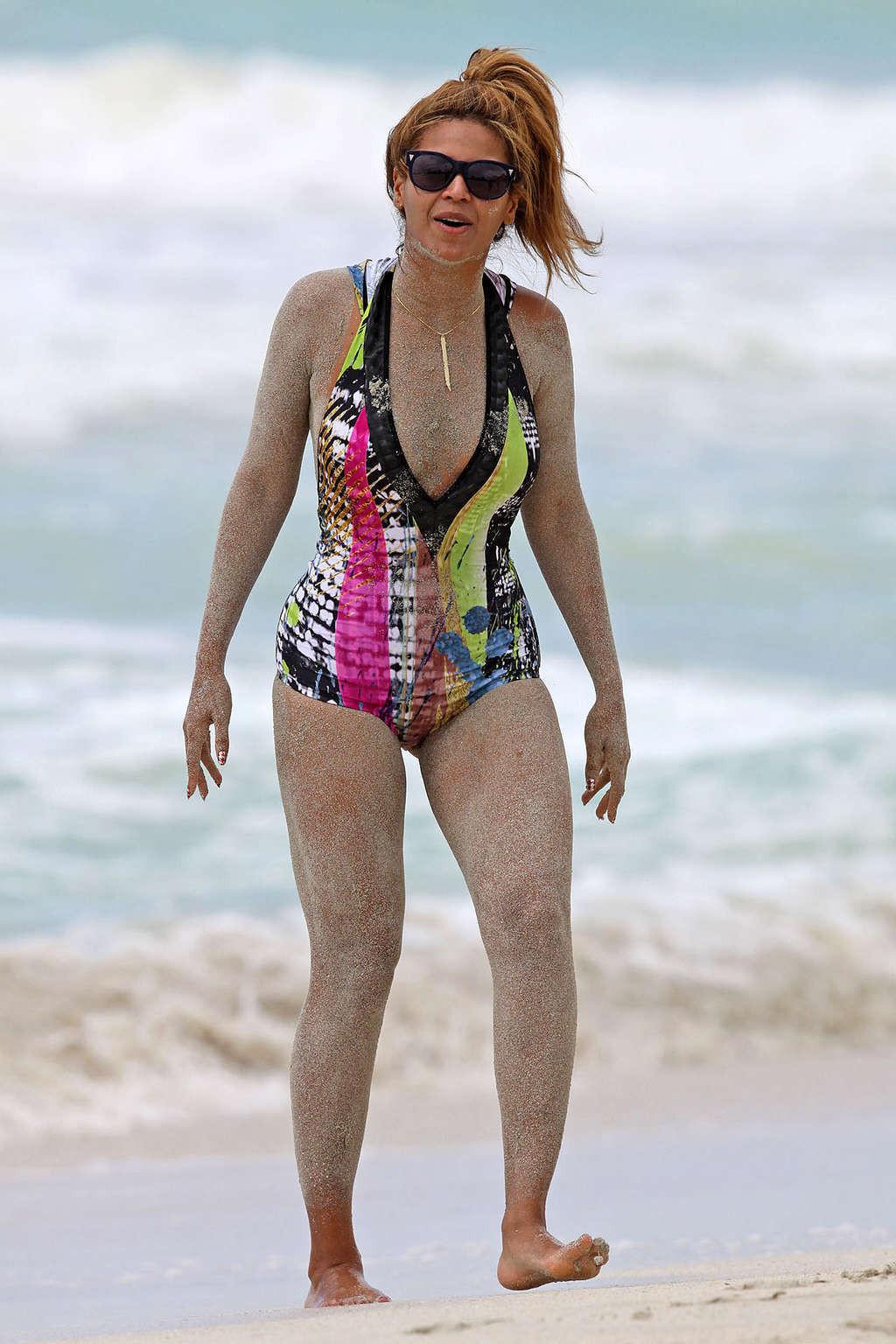 10P Beyonce Knowles nipple slip on beach paparazzi shoots and in stockings