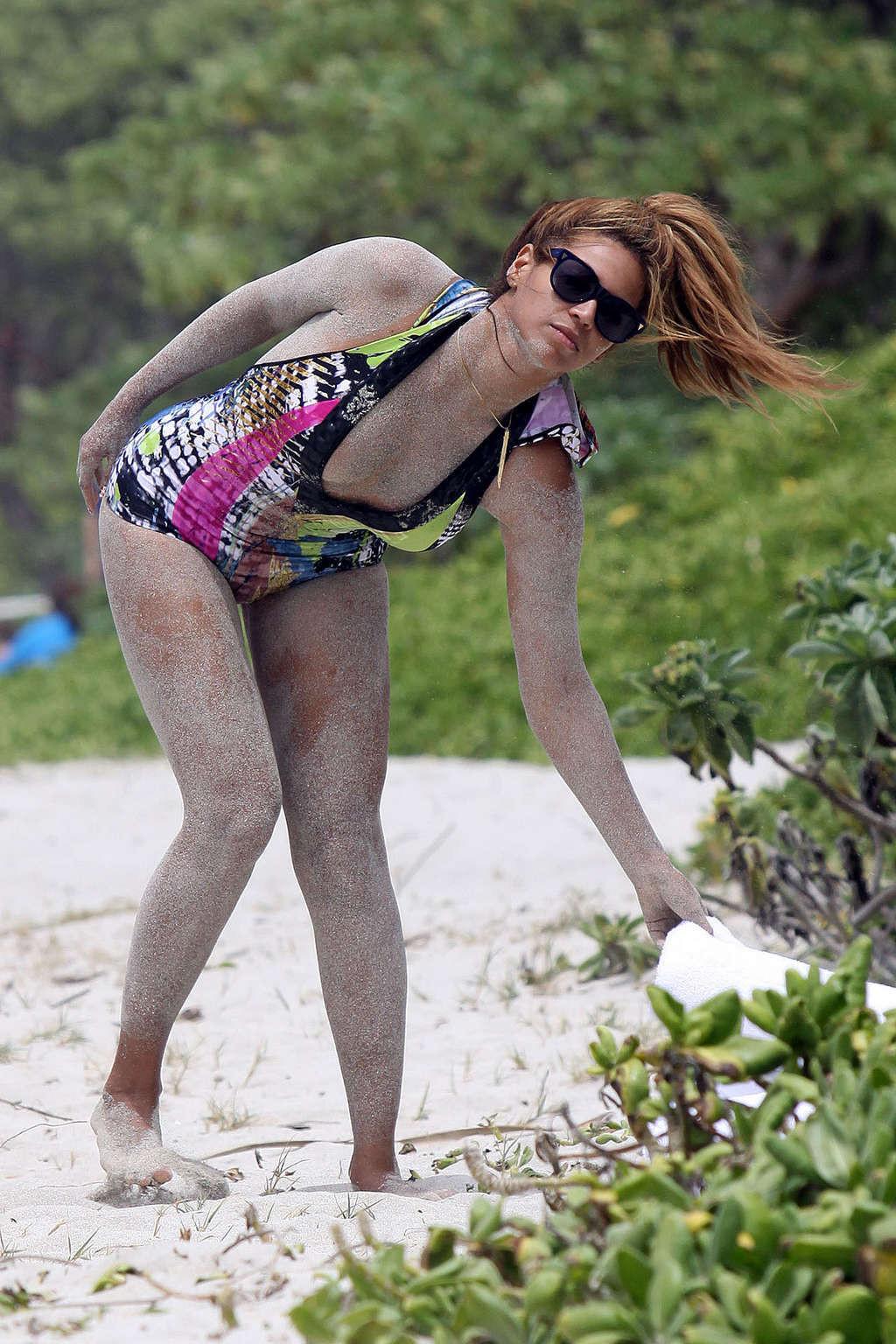 10P Beyonce Knowles nipple slip on beach paparazzi shoots and in stockings