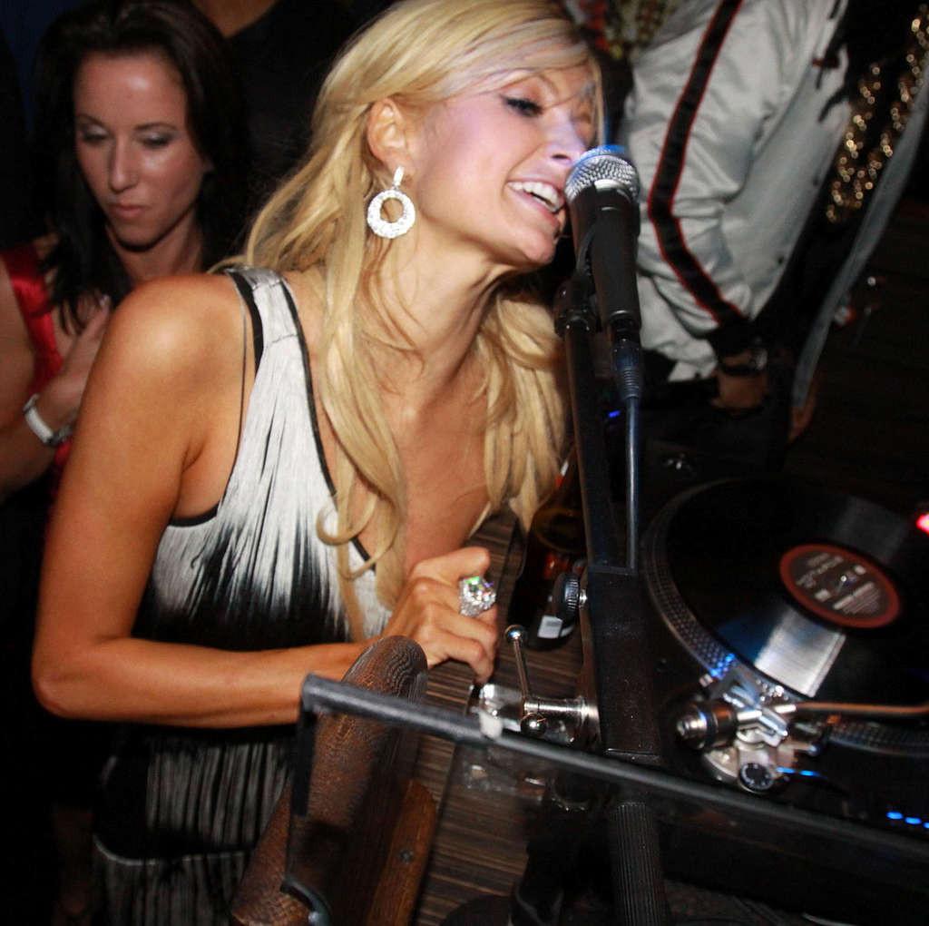 10P Paris Hilton nipple slip oops situation while parting and flashing her nice puss