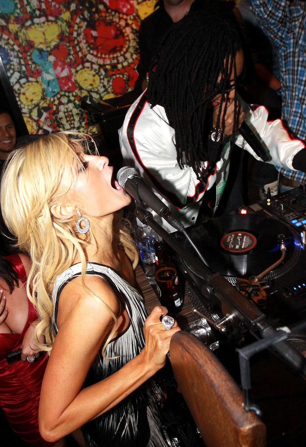 10P Paris Hilton nipple slip oops situation while parting and flashing her nice puss