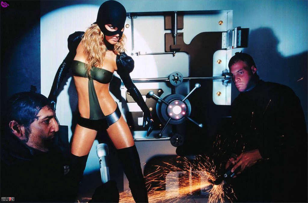 16P Gisele Bundchen reveals her nice tits and upskirt in public