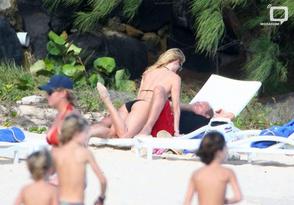 16P Nicolette Sheridan sexy and hot nipple slip and bikini photos