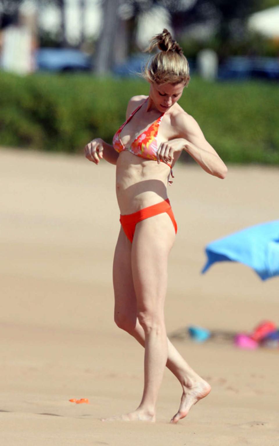 9P Julie Bowen tits slip and posing nude and in bikini on beach