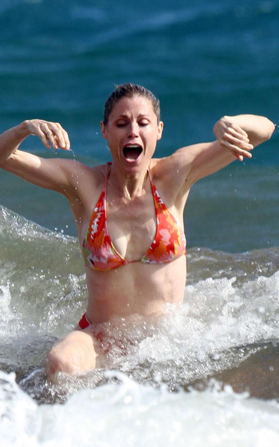 9P Julie Bowen tits slip and posing nude and in bikini on beach