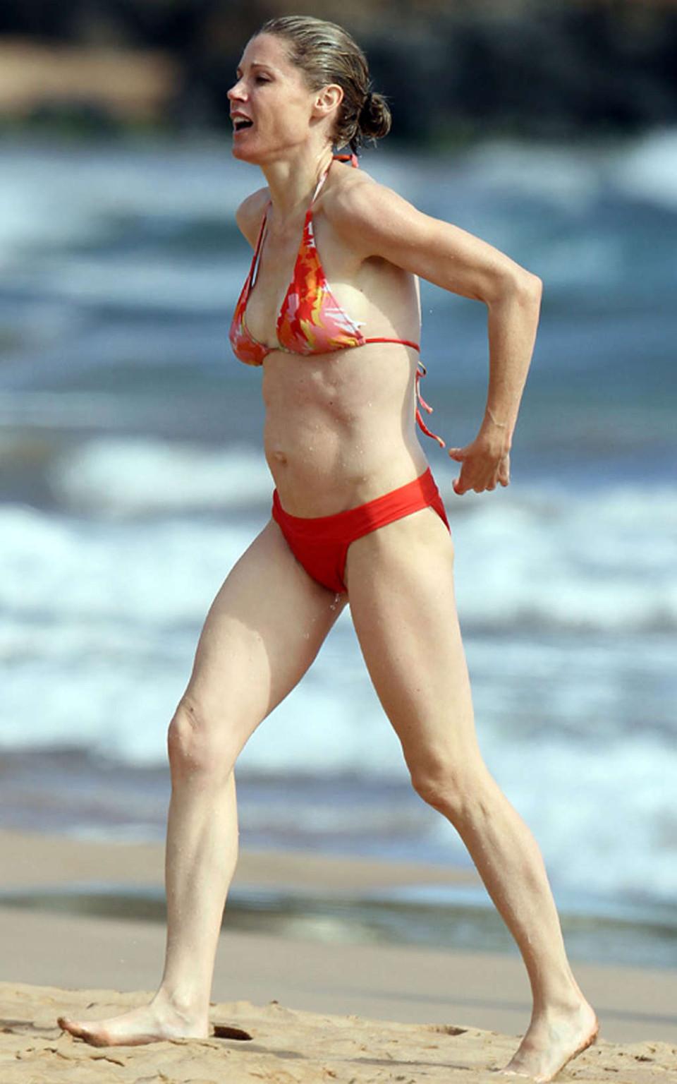 9P Julie Bowen tits slip and posing nude and in bikini on beach