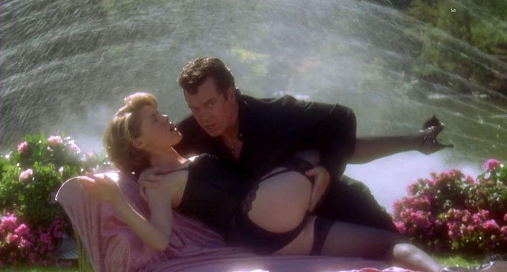 9P Julie Bowen tits slip and posing nude and in bikini on beach
