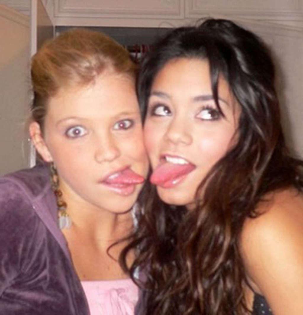 16P Vanessa Hudgens nice cleavage and sexy nude photos