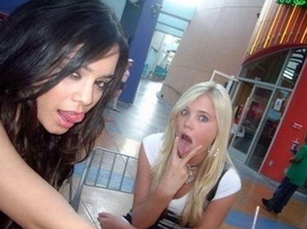 16P Vanessa Hudgens nice cleavage and sexy nude photos