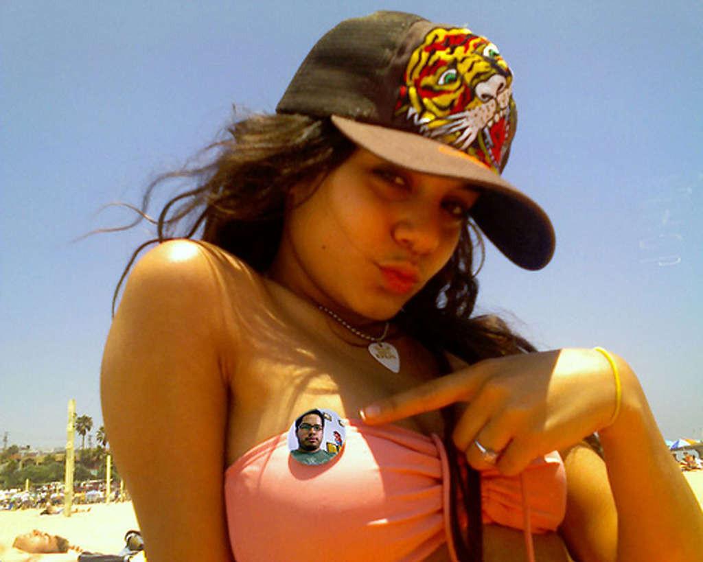 16P Vanessa Hudgens nice cleavage and sexy nude photos