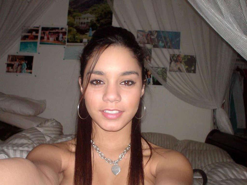 16P Vanessa Hudgens nice cleavage and sexy nude photos