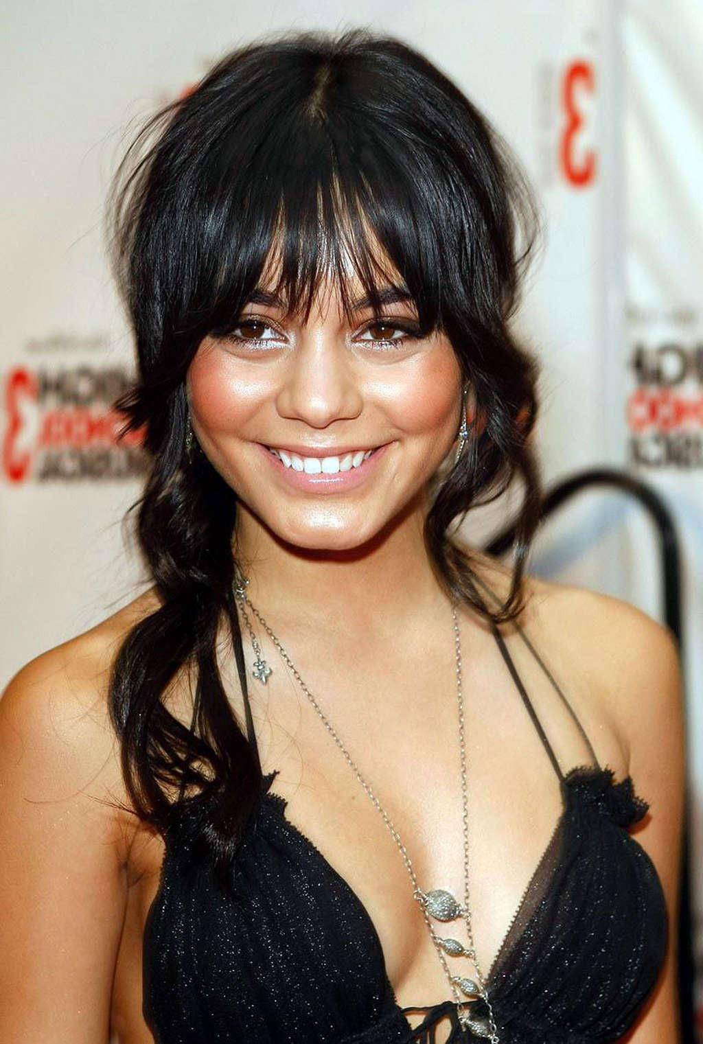 16P Vanessa Hudgens nice cleavage and sexy nude photos