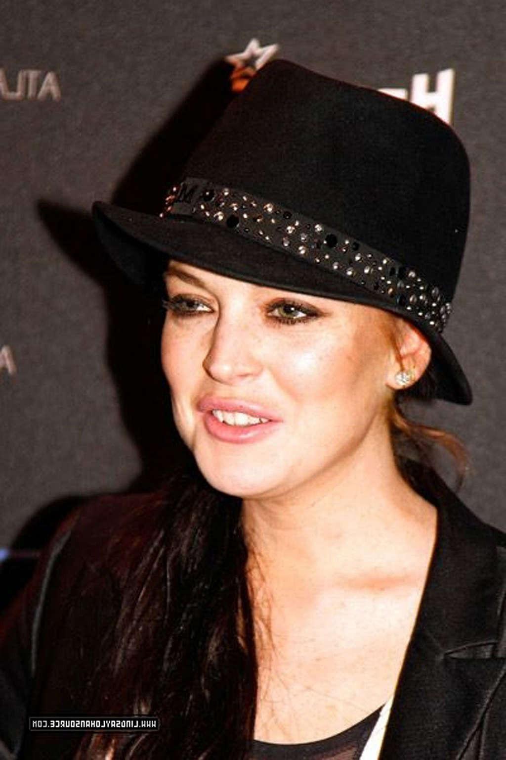 16P Lindsay Lohan showing big cleavage and nipple slip and upskirt
