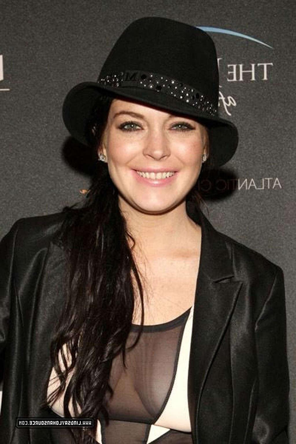 16P Lindsay Lohan showing big cleavage and nipple slip and upskirt