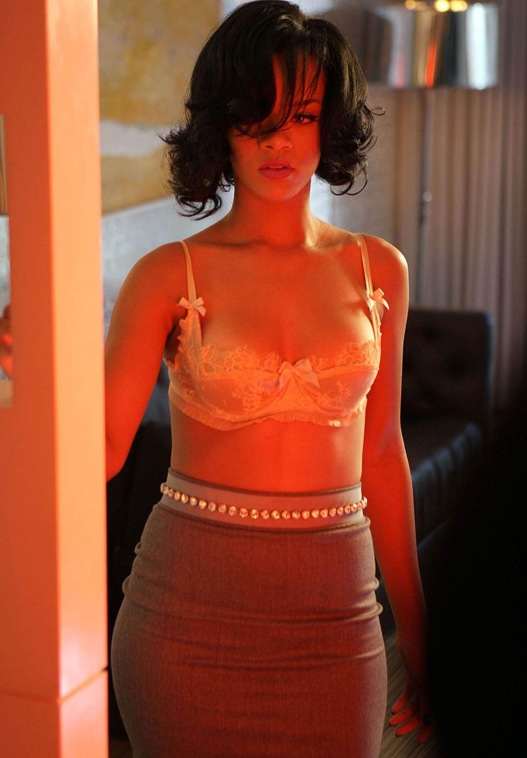 16P Rihanna nipple slip photos and nice and sexy boobs in bra