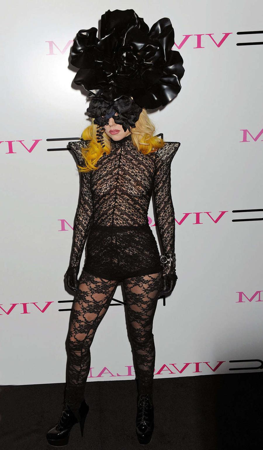 10P Lady Gaga zeigt in einem durchsichtigen Kleid ihre Titten und ihren Arsch in der Öffentlichkeit