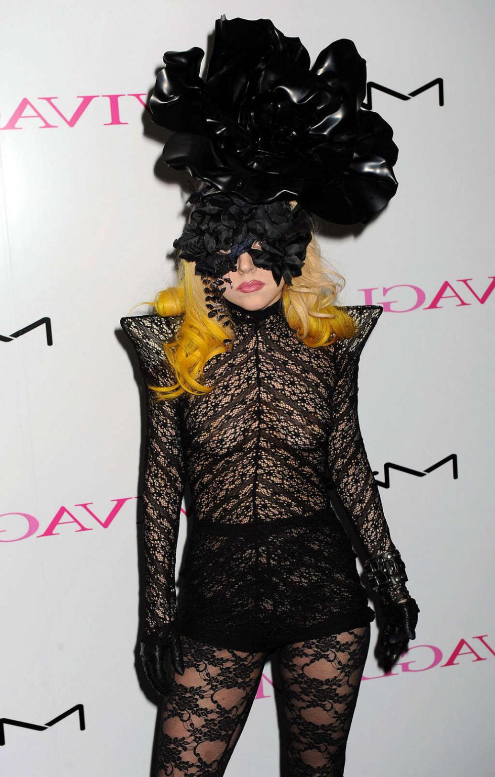 10P Lady Gaga zeigt in einem durchsichtigen Kleid ihre Titten und ihren Arsch in der Öffentlichkeit