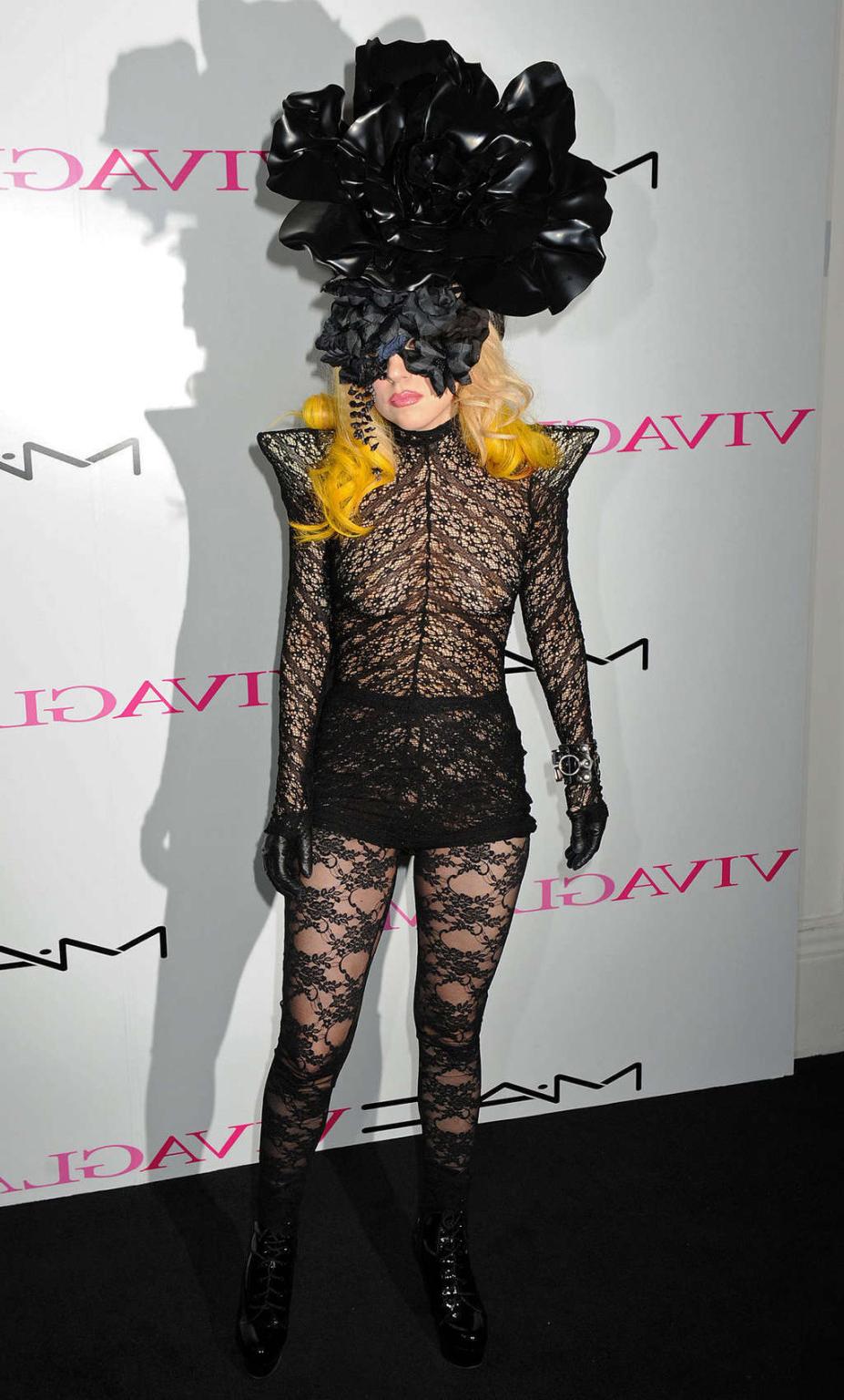 10P Lady Gaga zeigt in einem durchsichtigen Kleid ihre Titten und ihren Arsch in der Öffentlichkeit