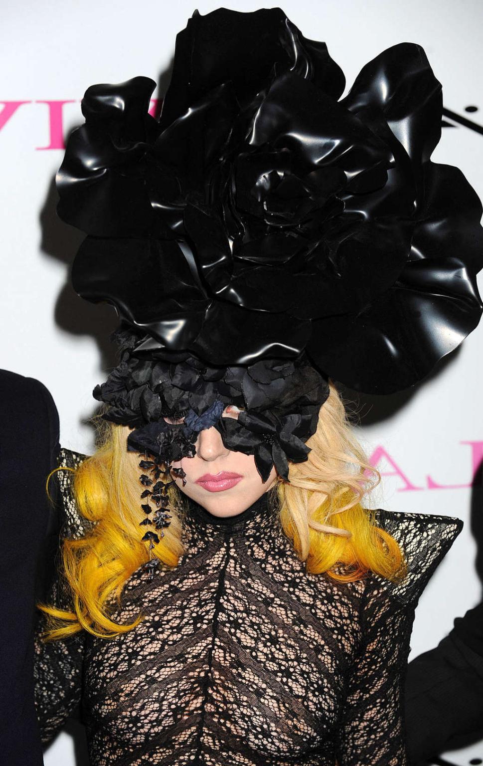 10P Lady Gaga zeigt in einem durchsichtigen Kleid ihre Titten und ihren Arsch in der Öffentlichkeit