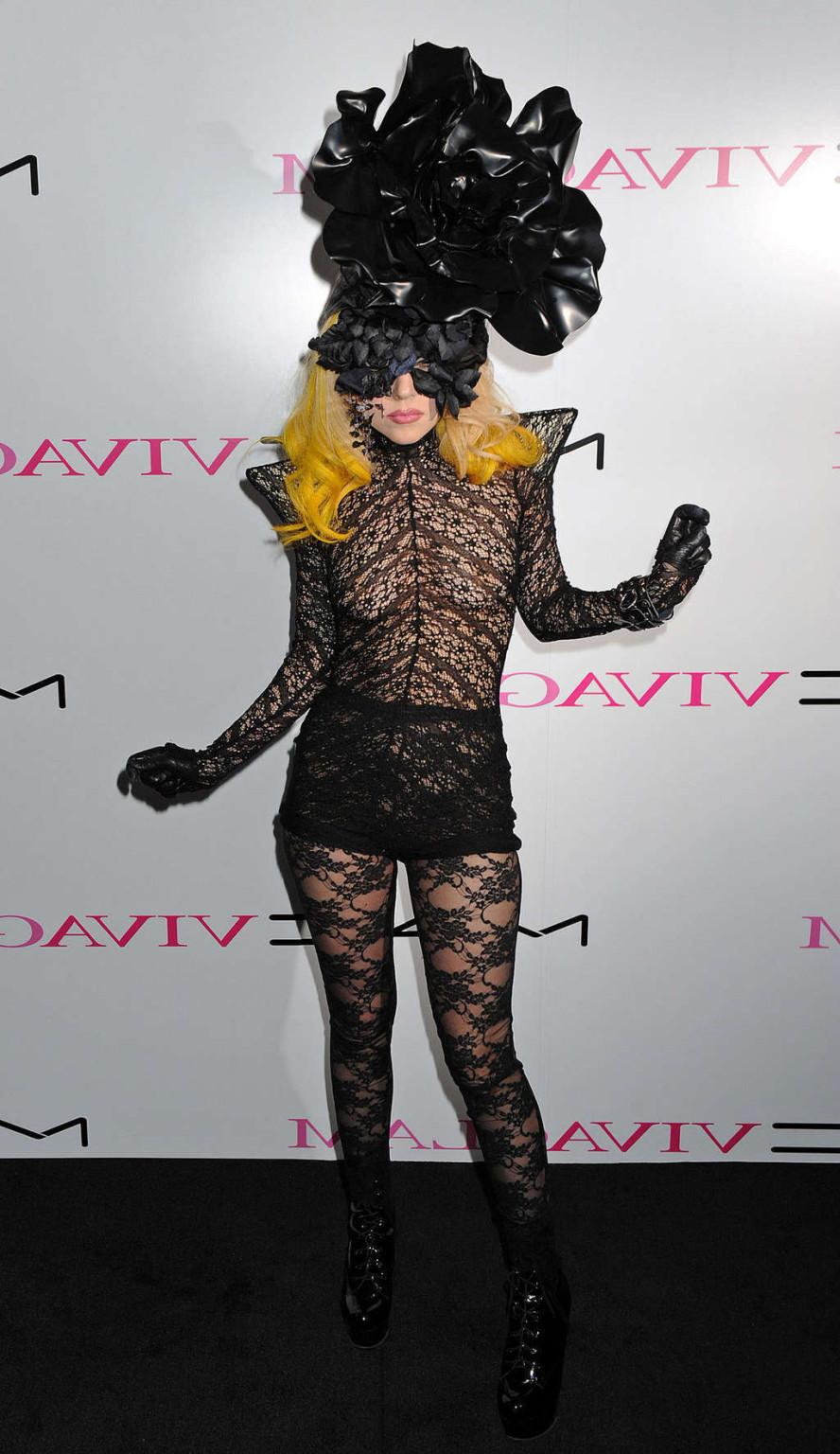 10P Lady Gaga zeigt in einem durchsichtigen Kleid ihre Titten und ihren Arsch in der Öffentlichkeit