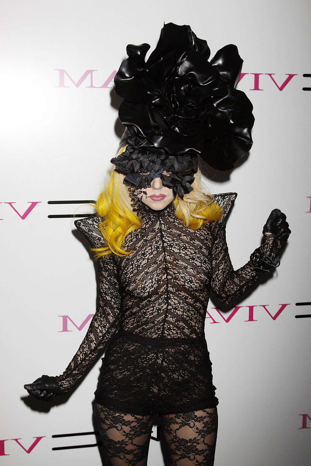 10P Lady Gaga zeigt in einem durchsichtigen Kleid ihre Titten und ihren Arsch in der Öffentlichkeit