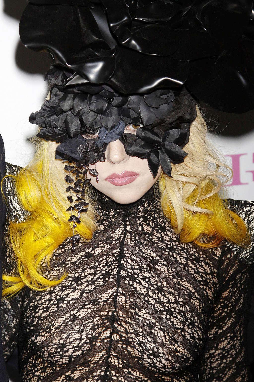 10P Lady Gaga zeigt in einem durchsichtigen Kleid ihre Titten und ihren Arsch in der Öffentlichkeit